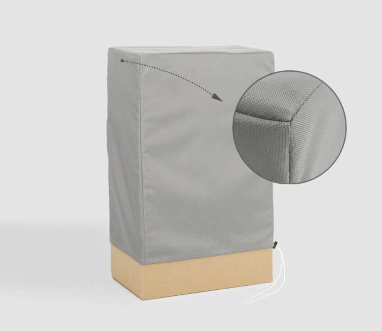 Housse de protection grise pour meubles de jardin en gros plan montrant la structure du matériau et les coutures renforcées