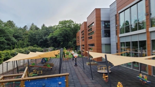 Voiles d'ombrage sur mesure au-dessus d'une aire de jeux moderne près d'une école ou d'une maternelle