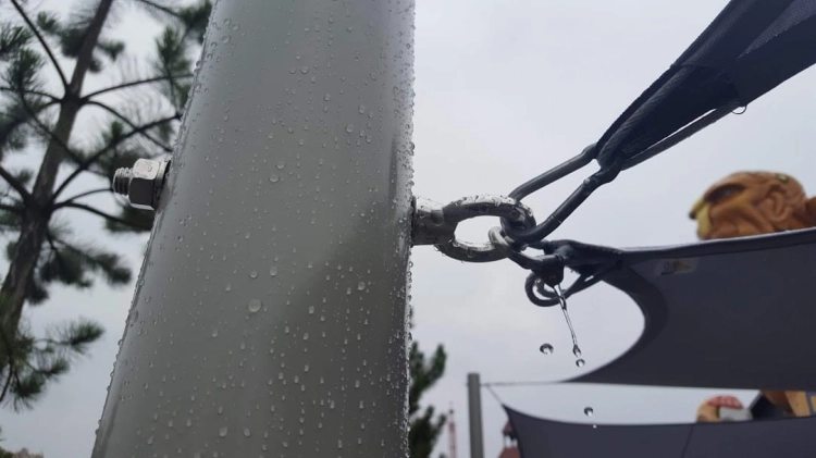 Fixation pour voile d'ombrage imperméable Premium avec mousqueton et boulon à œil sur poteau en acier