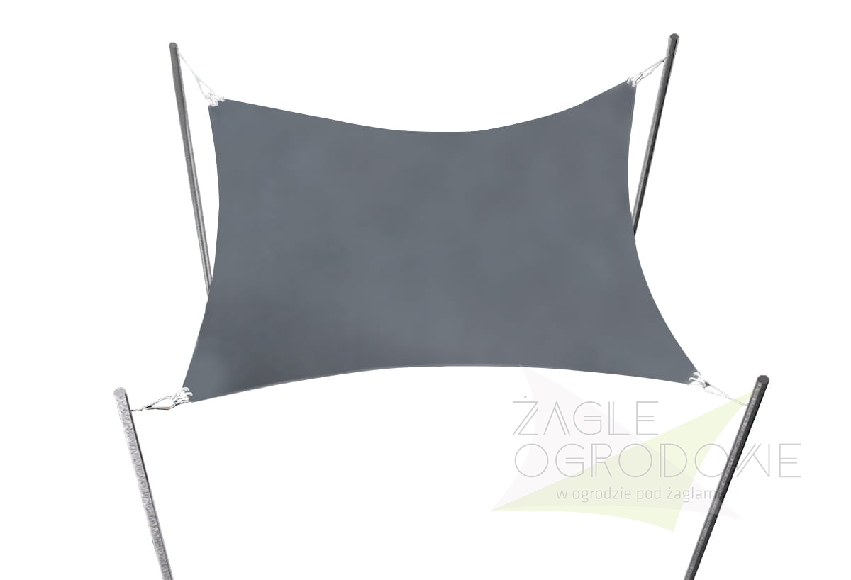 Voile d'ombrage imperméable gris tendue sur quatre poteaux de montage