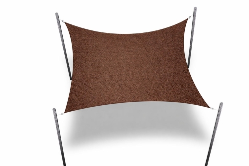 Voile d'ombrage rectangulaire marron en HDPE fixée sur quatre mâts sur fond blanc