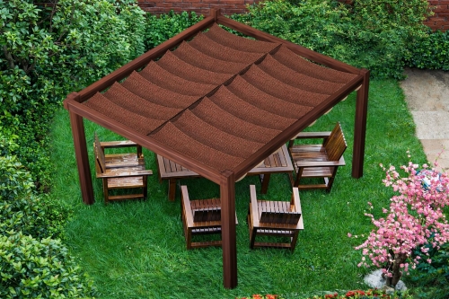 Vela ombreggiante scorrevole marrone in HDPE su misura montata su una pergola in legno in giardino