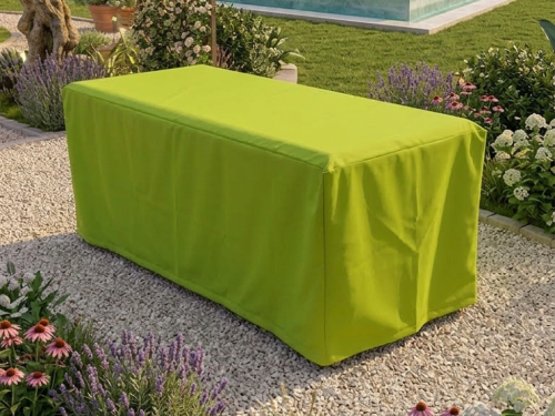 Housse de protection lime sur mesure pour meubles de jardin rectangulaires, posée dans un jardin sur du gravier clair