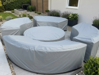 Housses de protection grises sur mesure pour ensemble de jardin rond sur une terrasse près de la maison