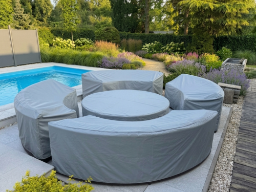 Housses de protection grises sur mesure pour salon de jardin rond près de la piscine