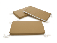 Trois housses de coussin de jardin beiges imperméables avec fermetures éclair blanches et cordons de serrage sur mesure