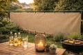 Frangivento beige in HDPE su misura, ombreggiante e protettivo in giardino con barbecue e tavolo