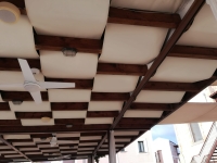 Vodotěsný bílý pás na pergolu premium namontovaný na dřevěné konstrukci se stropními ventilátory