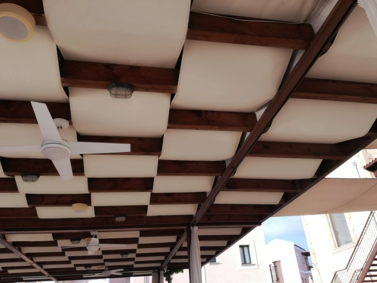 Vodotěsný bílý pás na pergolu premium namontovaný na dřevěné konstrukci se stropními ventilátory