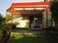 Rulou roman Premium bej rezistent la apă 2,5x4 m montat sub acoperișul terasei unei case individuale
