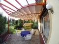 Jaluzea romană bej pentru terasă 2,5x4 m montată pe o pergolă de lemn deasupra unui set de mobilier de grădină