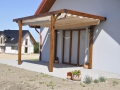 Rulou roman de terasă Premium bej, 2,5x4 m, montat pe o pergolă din lemn lângă casă