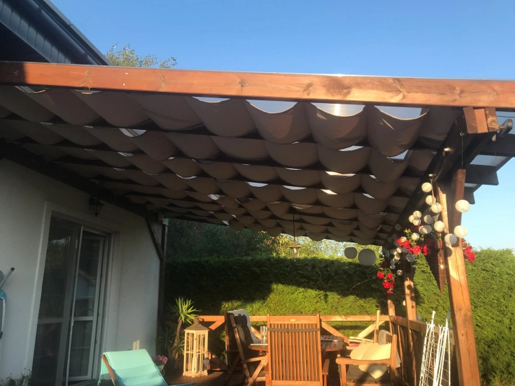 Store romain de terrasse imperméable 3x3 m Premium beige monté sur une pergola en bois