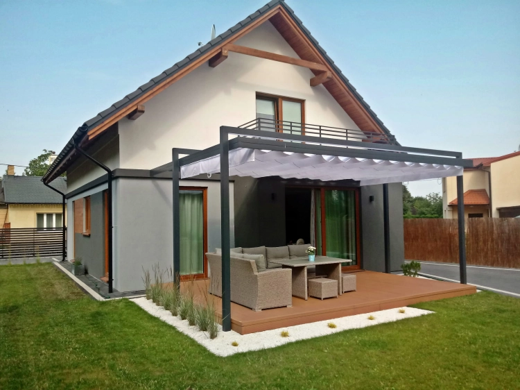 Store romain de terrasse blanc 3x4 m monté sur une pergola moderne devant une maison individuelle contemporaine