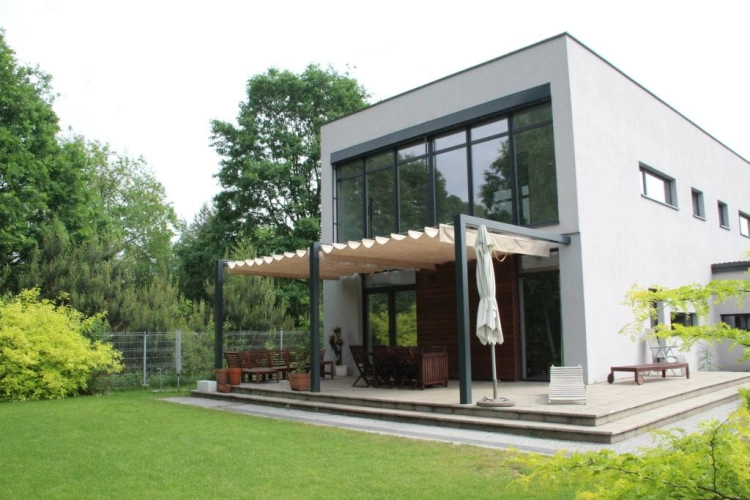 Store romain de terrasse premium imperméable 3x4 m monté sur une pergola moderne près d'une maison individuelle