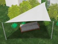 Voile d'ombrage triangulaire blanche 5x5x7 m tendue au-dessus d'un canapé gris sur une pelouse par une journée ensoleillée