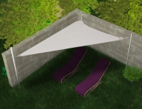 Voile d'ombrage triangulaire blanc 5x5x7 m tendu au-dessus de deux chaises longues dans un jardin près d'un muret