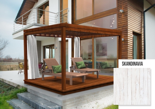 Voilage de jardin blanc sur mesure suspendu à une pergola en bois moderne avec transats sur la terrasse
