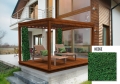 Pergola in legno con due lettini e tende da giardino verdi appese verticalmente con stampa a siepe