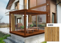 Rideau de jardin avec imprimé tiges de bambou sur une terrasse d'une maison moderne avec pergola en bois
