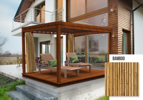 Rideau de jardin avec imprimé tiges de bambou sur une terrasse d'une maison moderne avec pergola en bois
