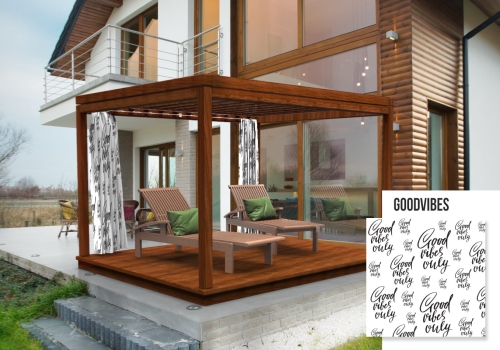 Rideau de jardin blanc avec inscription noire Good Vibes Only suspendu sous une pergola en bois sur une terrasse