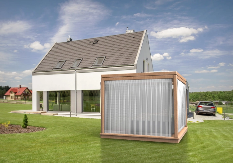 Cortina blanca tipo visillo para terraza colgada en una pérgola de jardín moderna