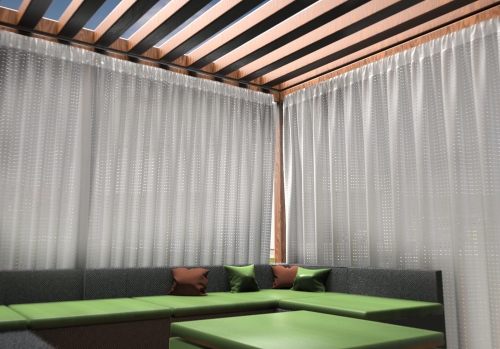 Cortina de terraza clara tipo visillo a medida, colgada en un cenador moderno con muebles de jardín verdes