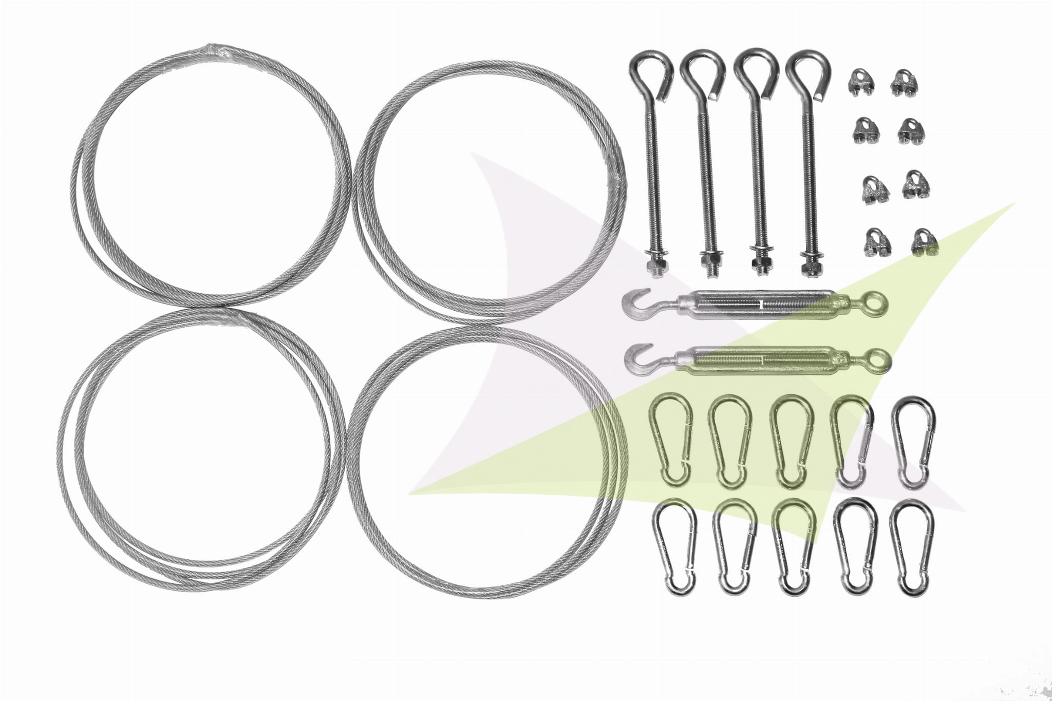 Montageset für Sonnensegel: Stahlseile, Spannschlösser, Karabiner, Klemmen und Augenschrauben auf weißem Hintergrund