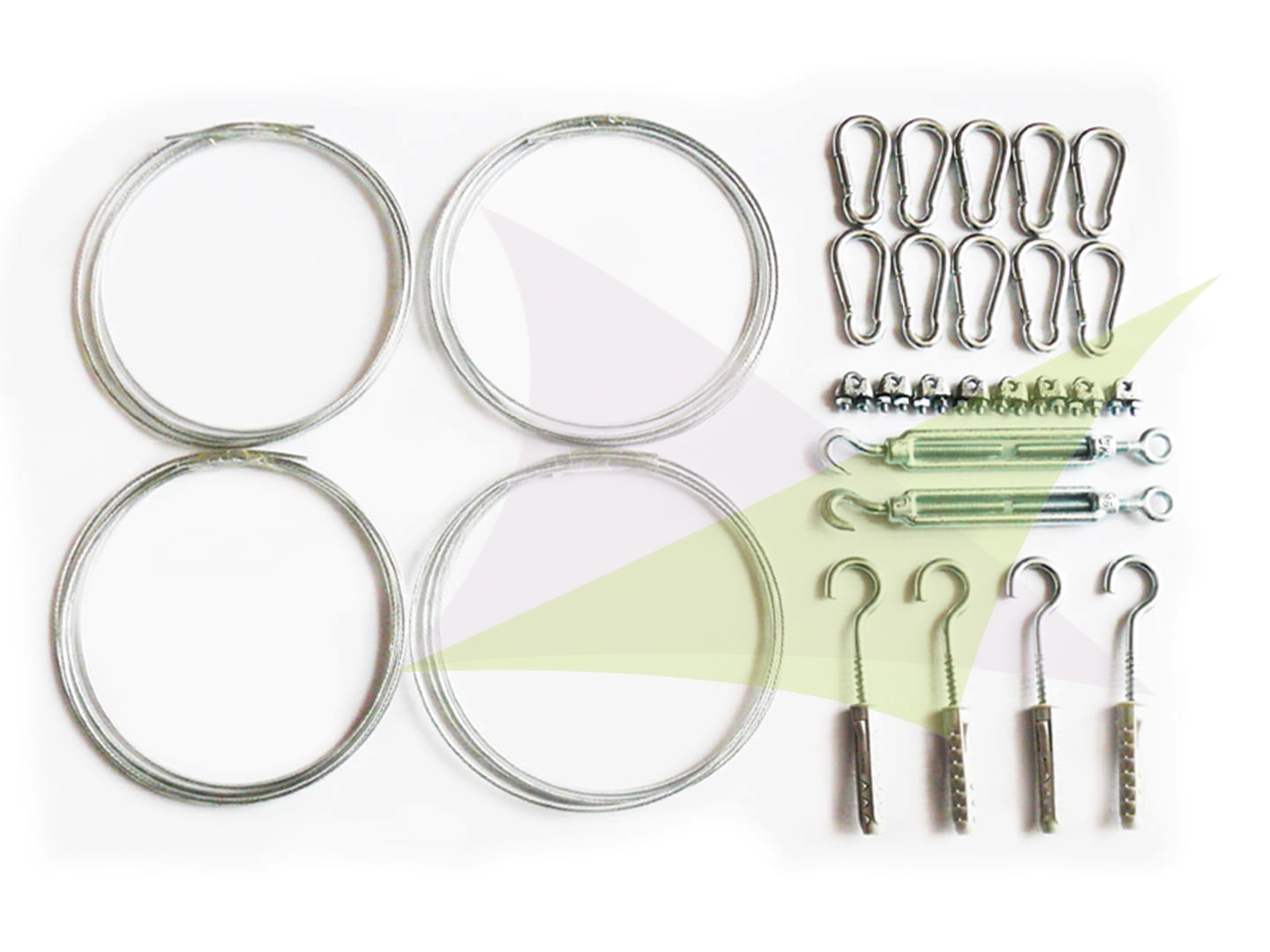 Montageset für Sonnensegel: Stahlseile, Karabiner, Spannschlösser, Klemmen und Haken mit Dübeln auf weißem Hintergrund