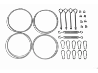 Montageset für Sonnensegel: Stahlseile, Spannschrauben, Karabiner, Klemmen und Ringschrauben auf weißem Hintergrund