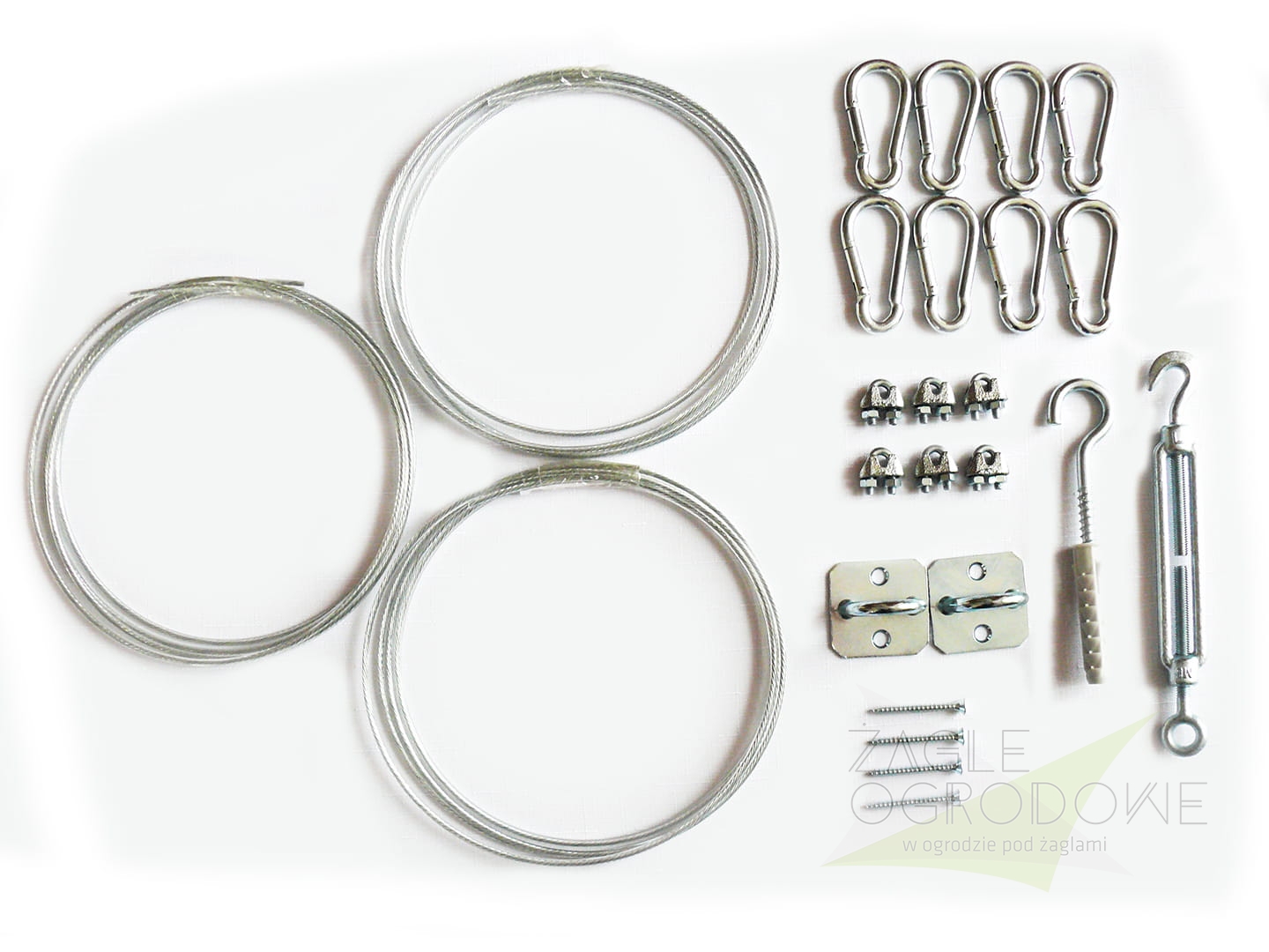 Kit de montage pour voile d'ombrage avec câbles en acier, mousquetons, serre-câbles et ridoir sur fond blanc