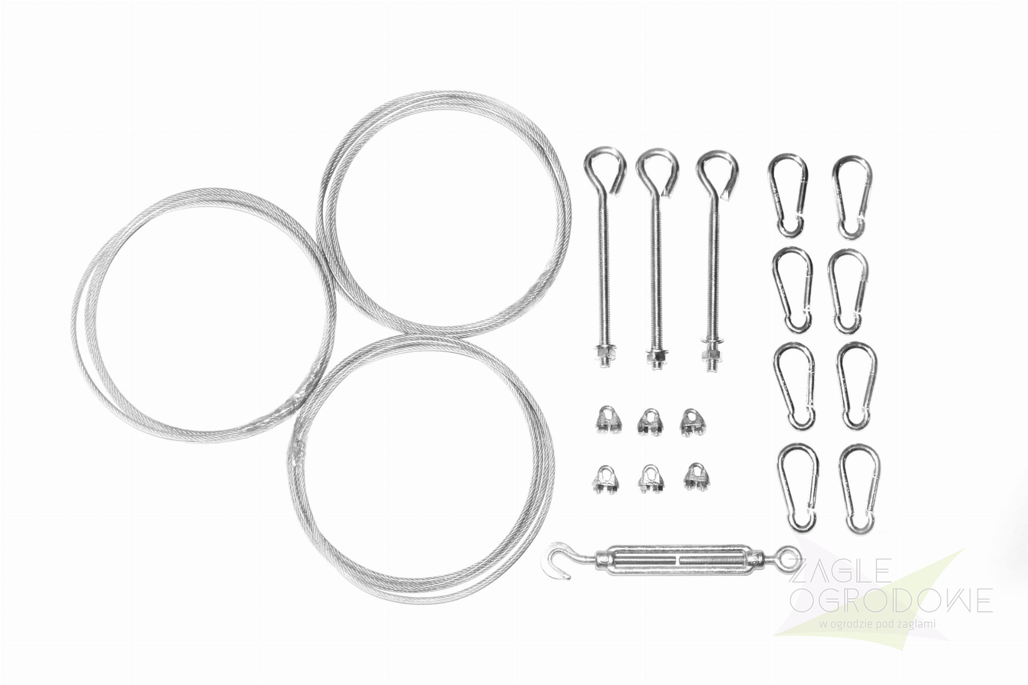 Kit de montage pour voile d'ombrage : câbles en acier, mousquetons, tendeurs et serre-câbles sur fond blanc