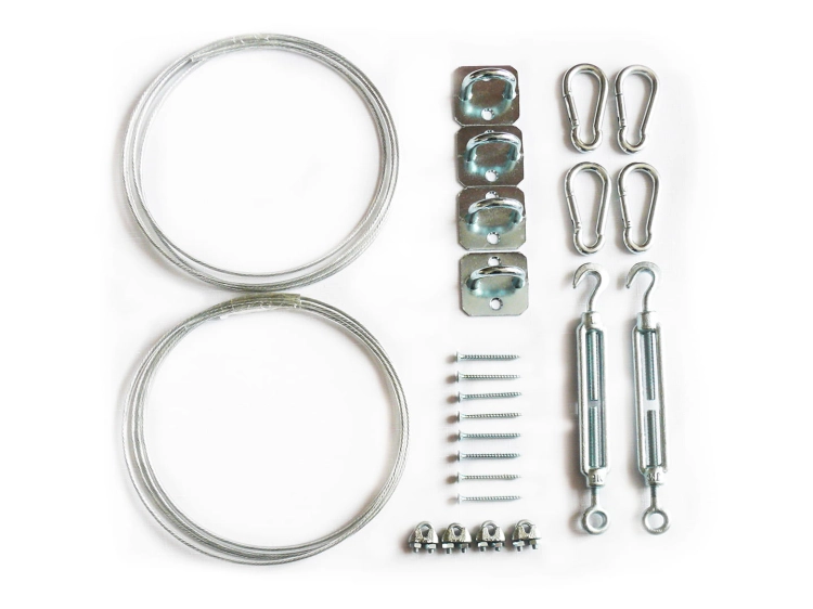 Kit de montaje para vela de sombra: cables de acero, mosquetones, tensores, soportes de pared y sujetacables.
