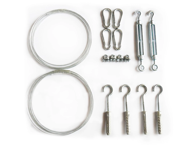 Kit de montaje para toldo vela con cables de acero, tensores, ganchos y mosquetones sobre fondo blanco