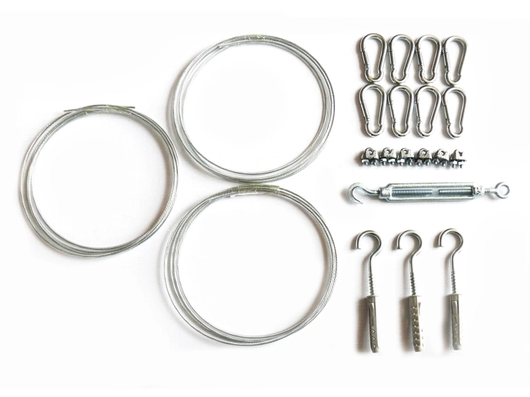 Kit de montaje para vela de sombra: cables de acero, mosquetones y tensor sobre fondo blanco