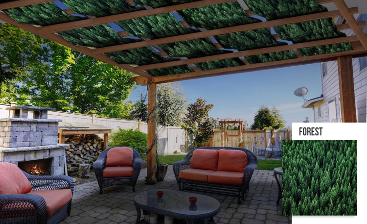 Bande de pergola imperméable avec imprimé forêt, montée sur une tonnelle en bois dans un jardin avec mobilier de salon