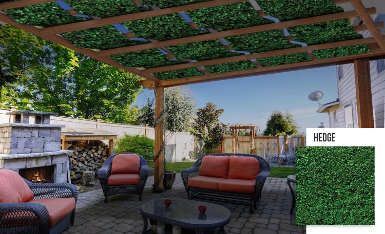 Voile d'ombrage imperméable imprimé haie verte, installée sur une pergola en bois
