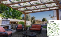Bande de pavillon imperméable avec imprimé végétal montée sur une pergola en bois au-dessus d'une terrasse avec mobilier de jardin