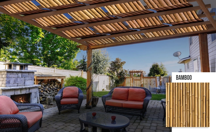 Voile d'ombrage imperméable pour pergola avec motif bambou au-dessus de meubles de jardin clairs sur une terrasse