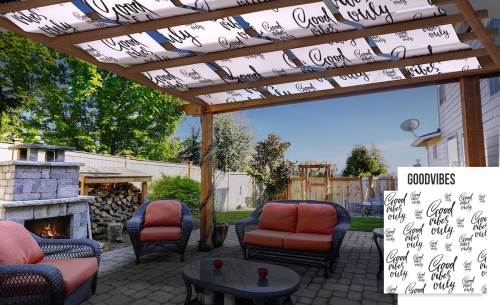 Voile d'ombrage imperméable pour pergola avec inscription noire Good Vibes Only au-dessus d'un brasero de jardin