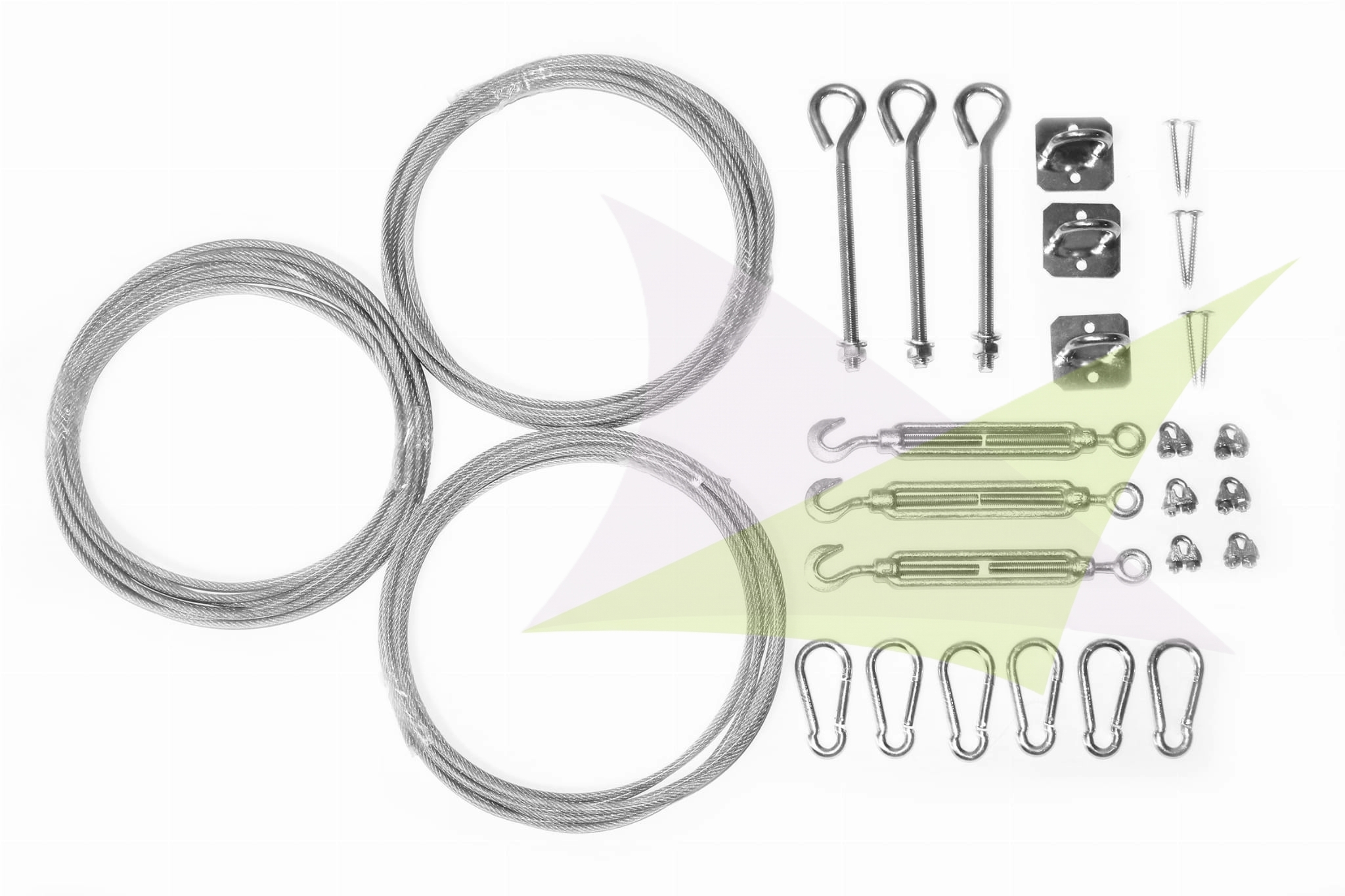 Montageset für ausziehbare Sonnensegel: Stahlseile, Spannschrauben, Karabiner, Halterungen und Klemmen auf weißem Hintergrund