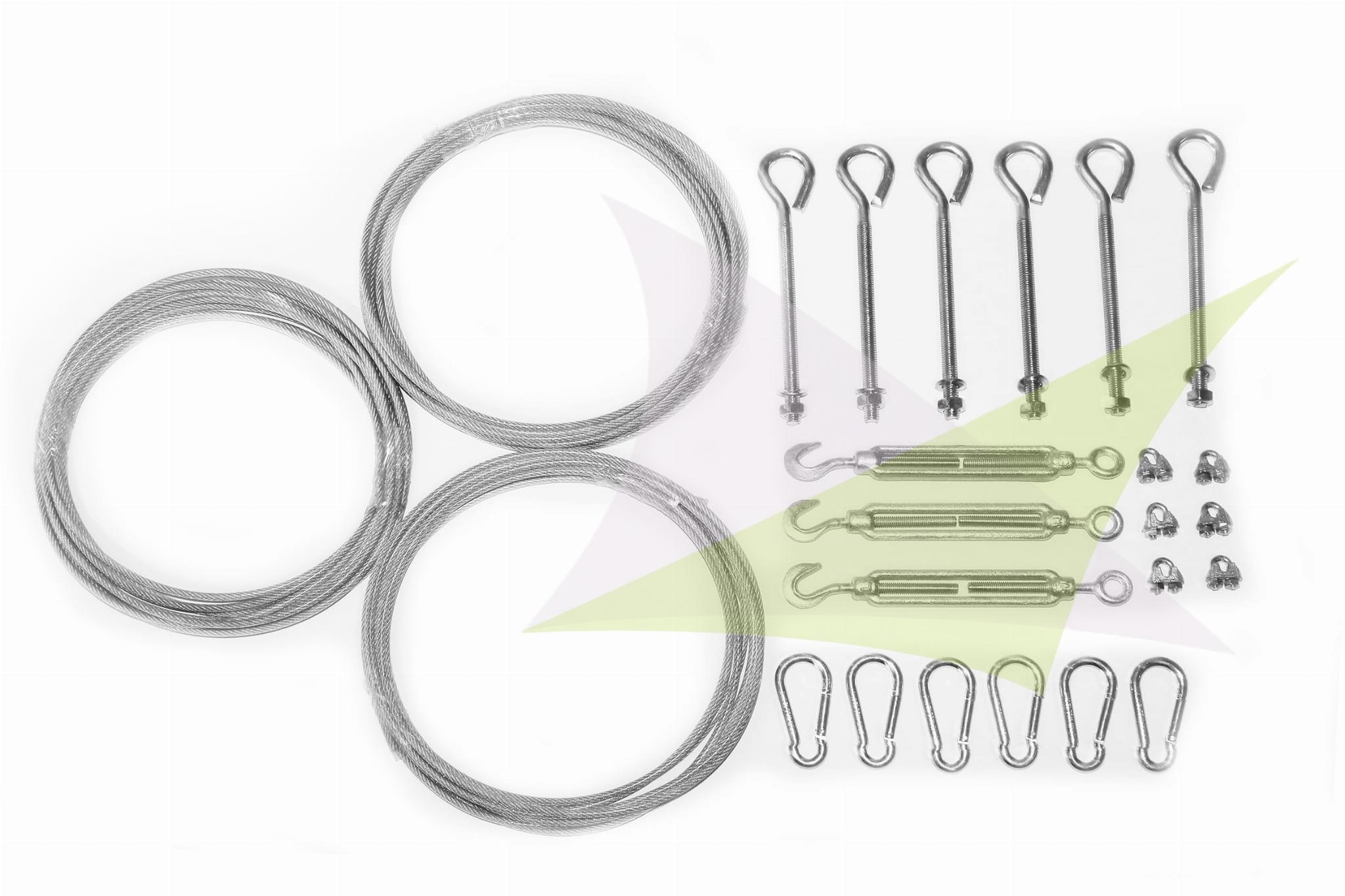 Montageset für ausziehbare Sonnensegel: Stahlseile, Spannschlösser, Karabiner, Klemmen und Augenschrauben auf weißem Hintergrund