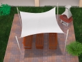 Voile d'ombrage rectangulaire blanc 3,2x2,5 m tendu au-dessus de meubles en bois sur une terrasse pavée