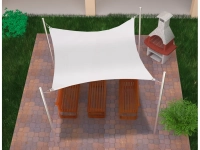 Weißes rechteckiges Sonnensegel 3,2x2,5 m gespannt über Holzmöbeln auf einer gepflasterten Terrasse