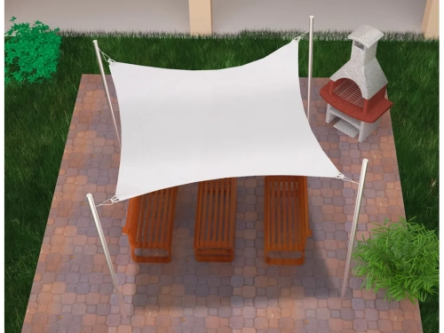 Toldo vela rectangular blanco 3,2x2,5 m extendido sobre muebles de madera en una terraza pavimentada