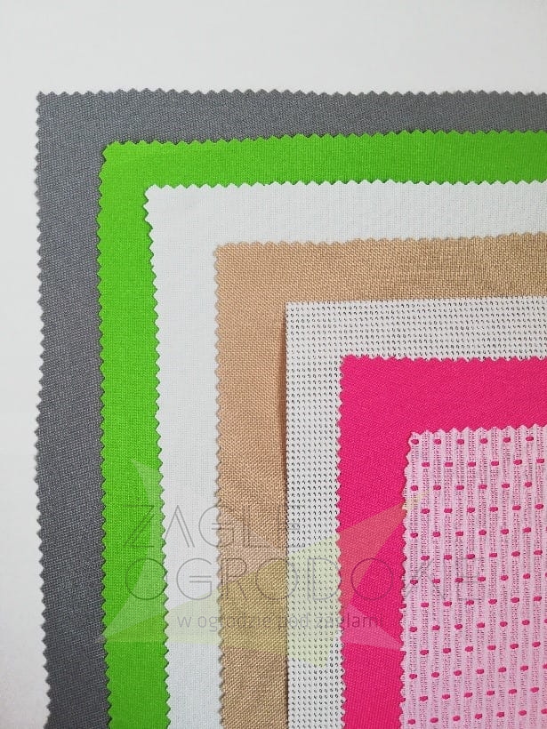 Ensemble d'échantillons de tissus colorés de différentes textures avec des bords dentelés disposés en cascade