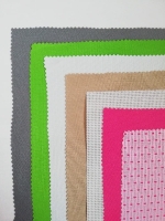 Ensemble d'échantillons de tissus colorés de différentes textures avec des bords dentelés disposés en cascade