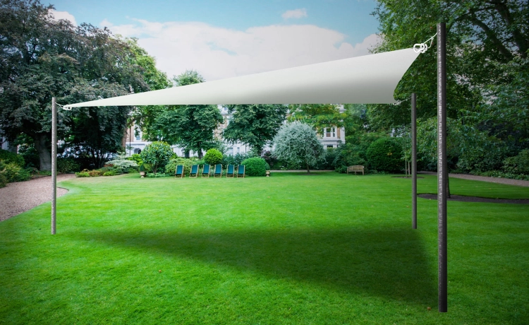 Toldo vela de jardín triangular blanco de 5x5x7 m extendido sobre postes en un césped verde