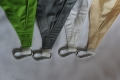 Quatre échantillons de couleurs de tissu pour voile d'ombrage avec mousquetons de fixation